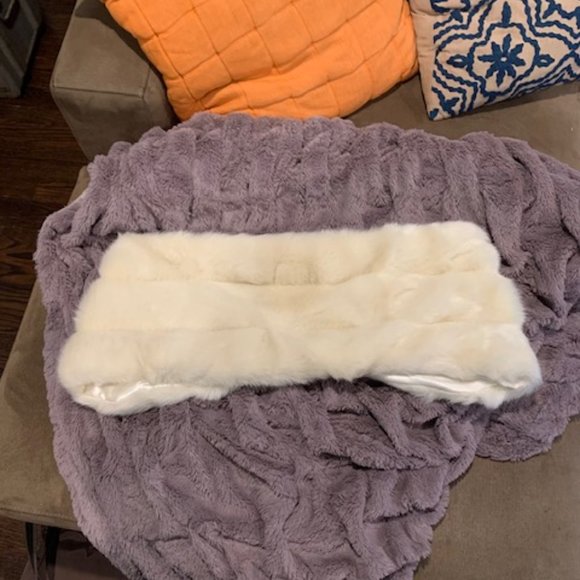 Beautiful Cream Faux-Fur Stole or Wrap - Picture 4 of 4